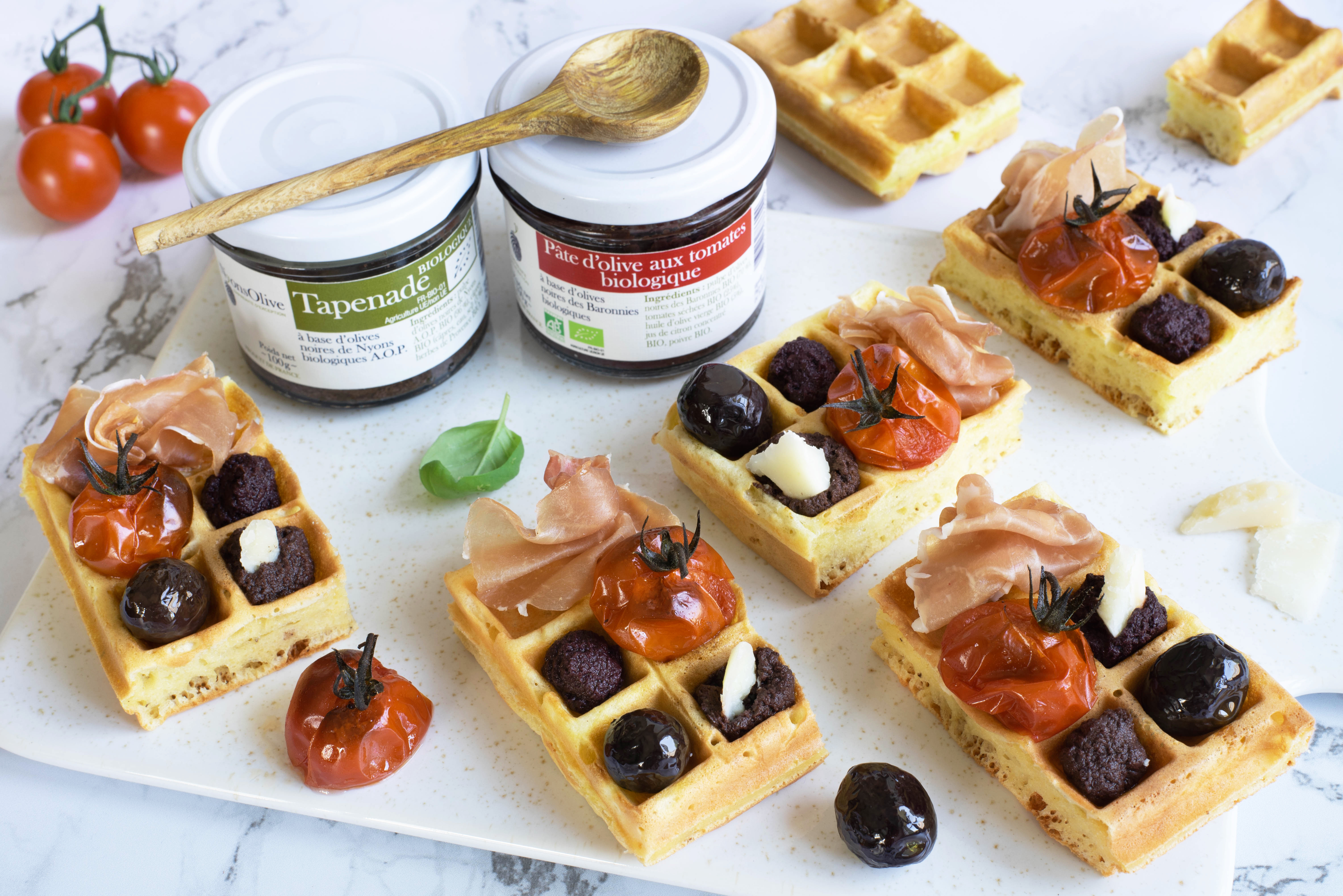 GAUFRES PARMESAN, TOMATES CERISES ROTIES, OLIVES, PATE D'OLIVE AUX TOMATES BIO, TAPENADE BIOLOGIQUE