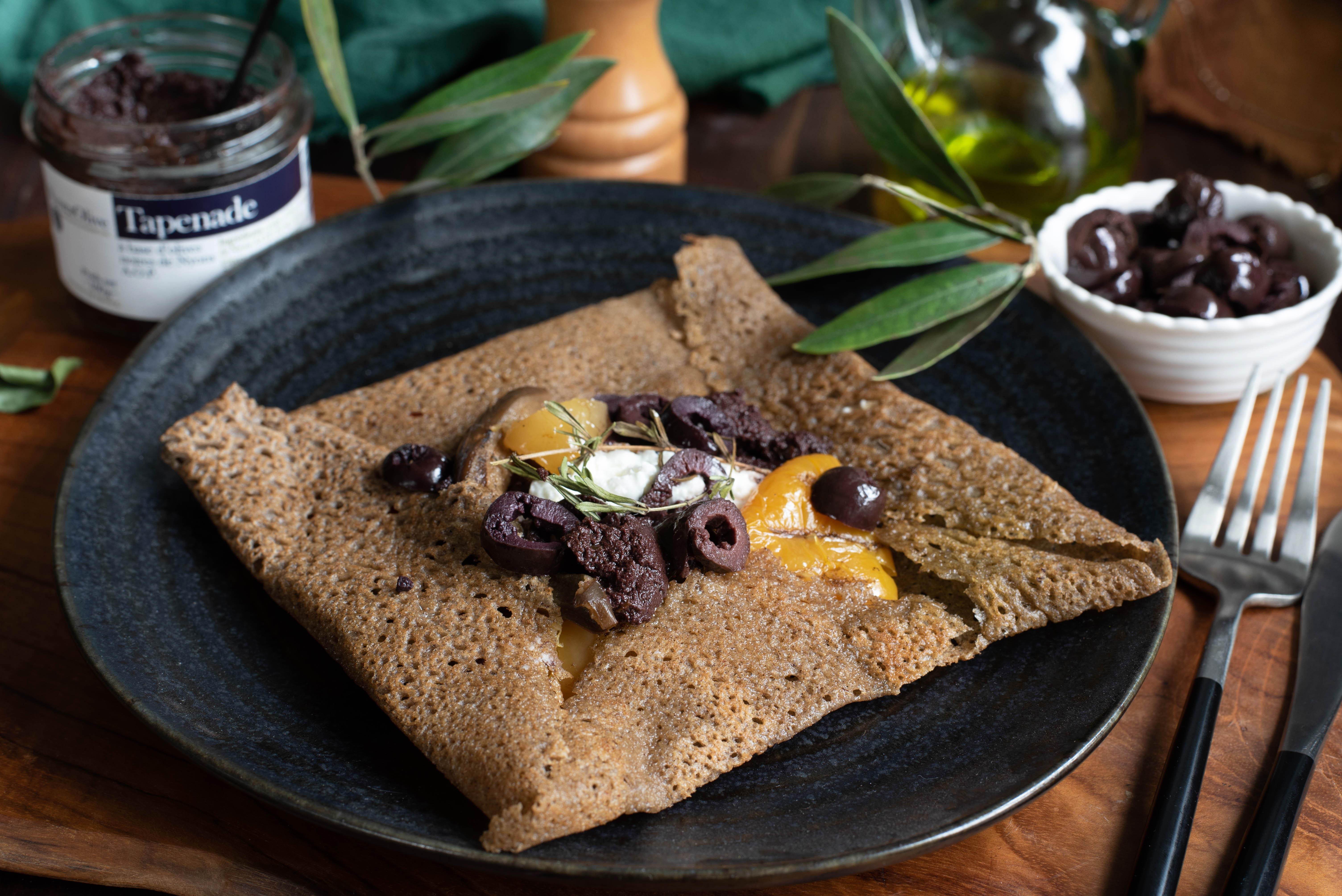 GALETTES DE SARRASIN TAPENADE FROMAGE DE CHEVRE LÉGUMES GRILLÉS