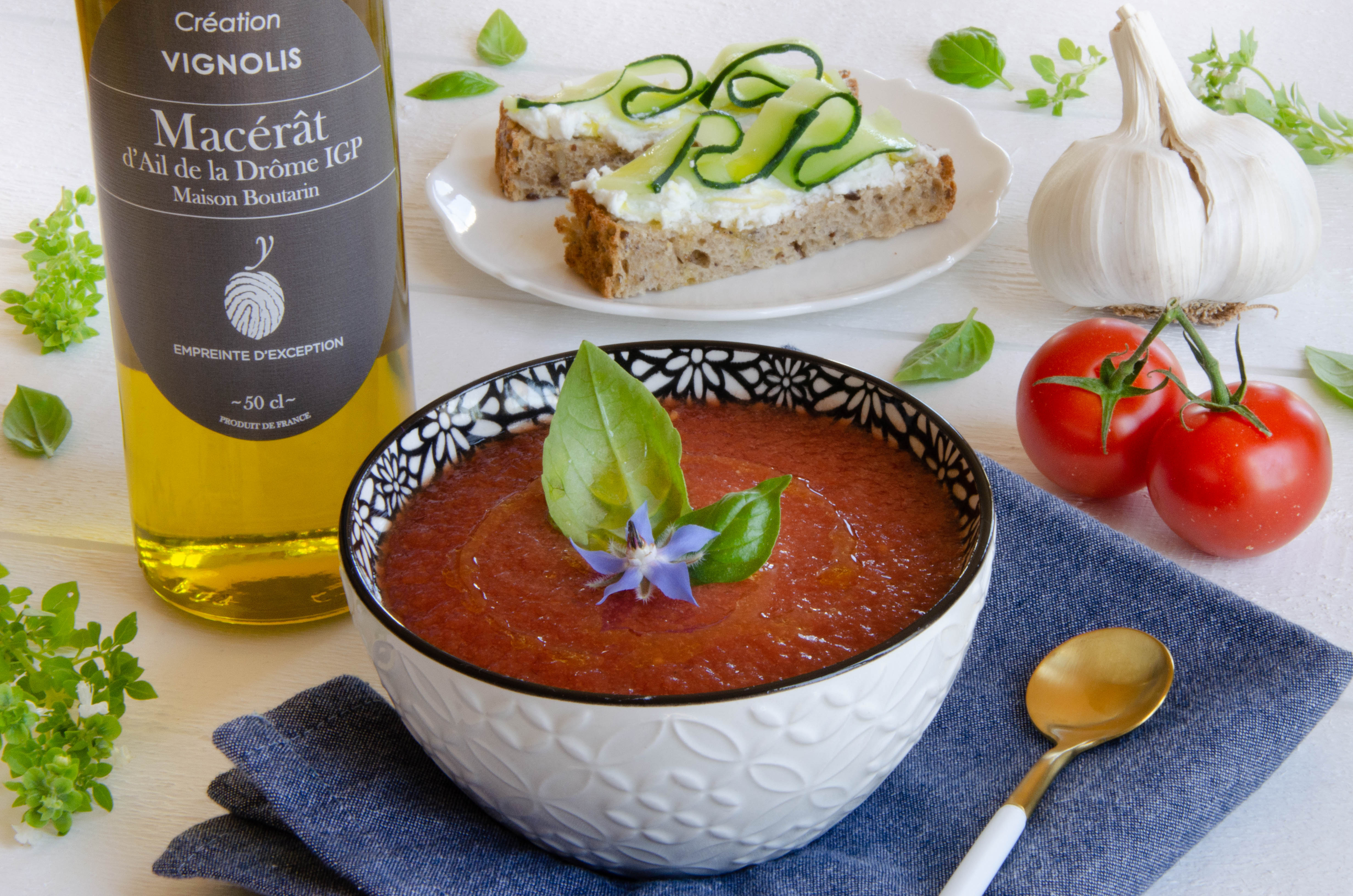 SOUPE FROIDE DE TOMATES, TARTINES DE FROMAGE FRAIS ET MACÉRAT D’AIL BLANC DE LA DROME IGP