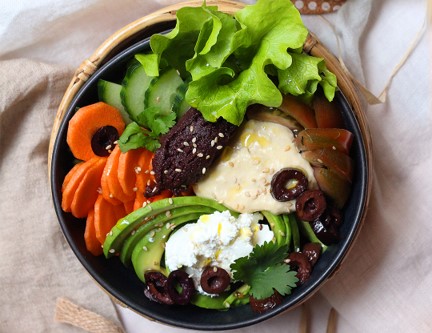 BUDDHA BOWL MÉDITERRANÉEN A LA TAPENADE