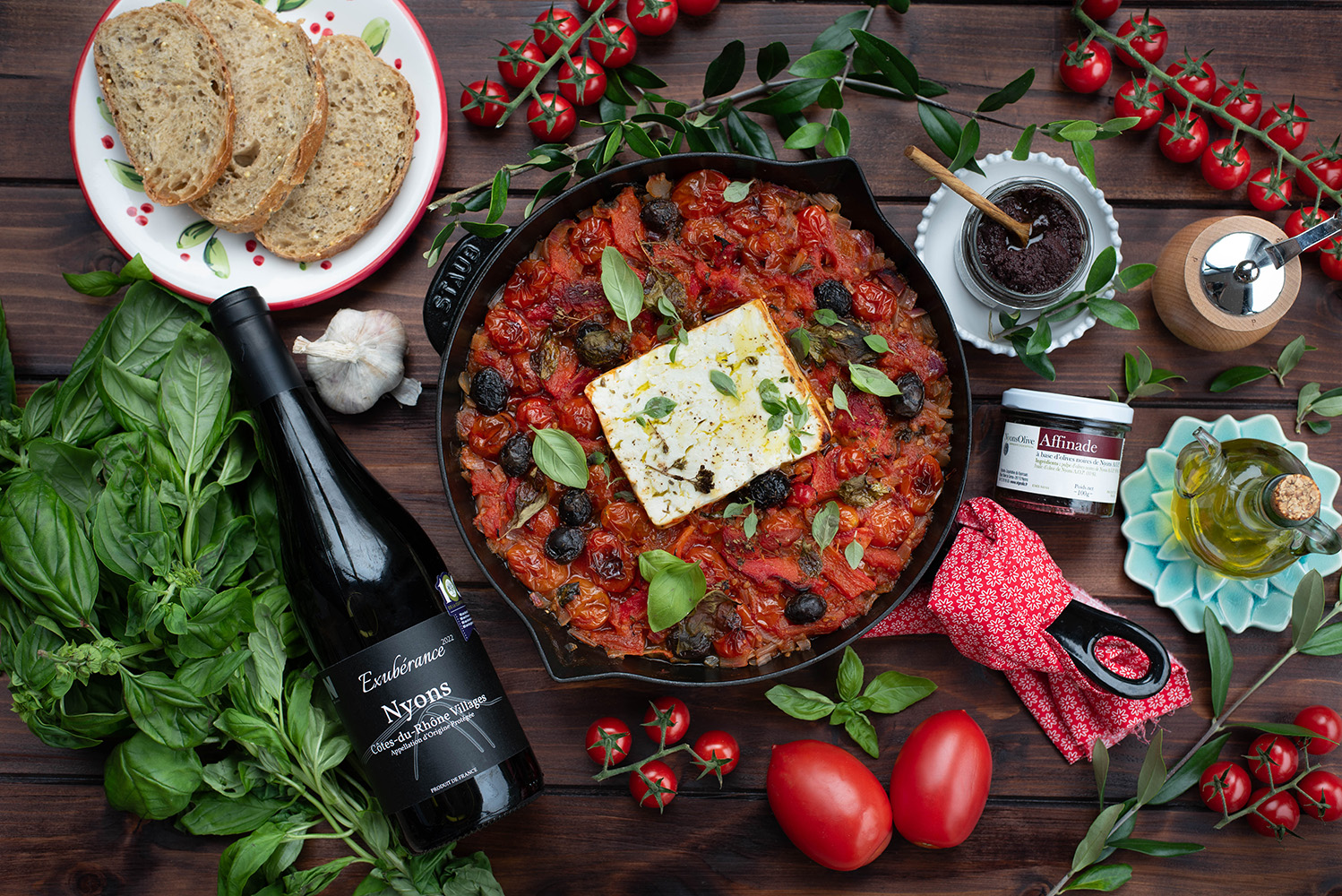 Tartines d’affinade, feta rôtie aux tomates, poivrons et olives